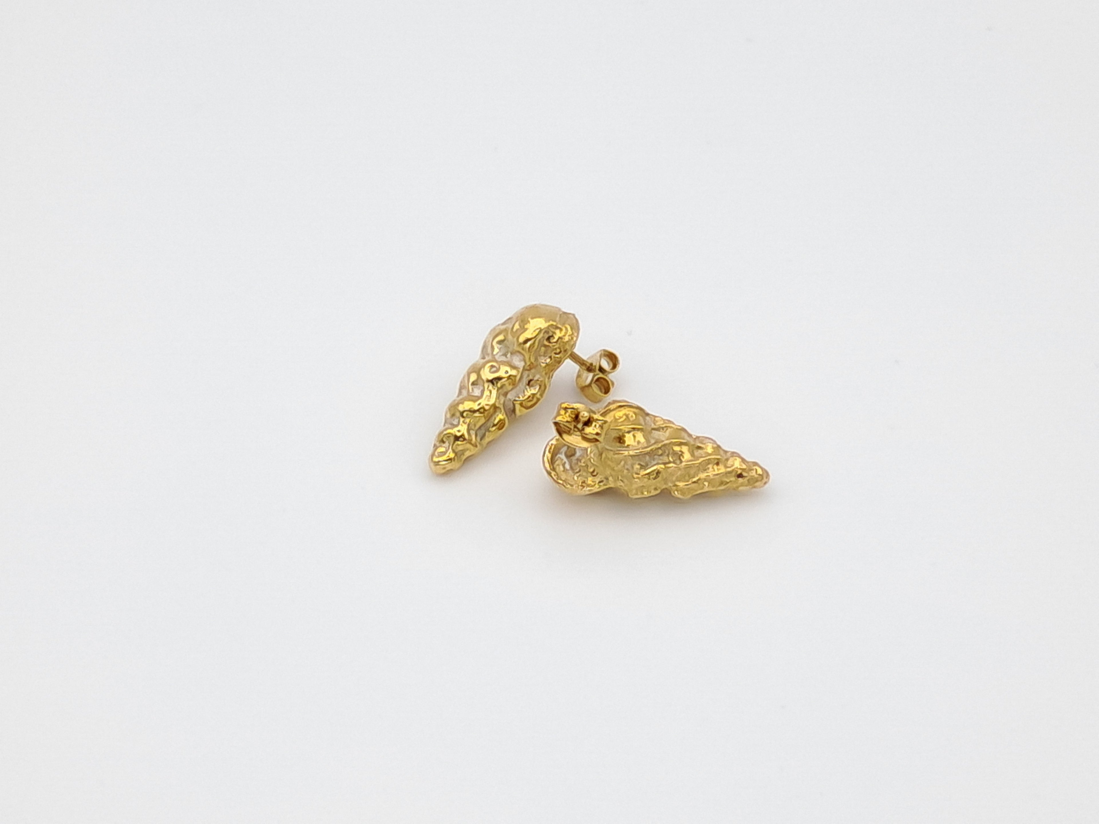 Gold-plated shell stud earrings - Echoes of the Sea