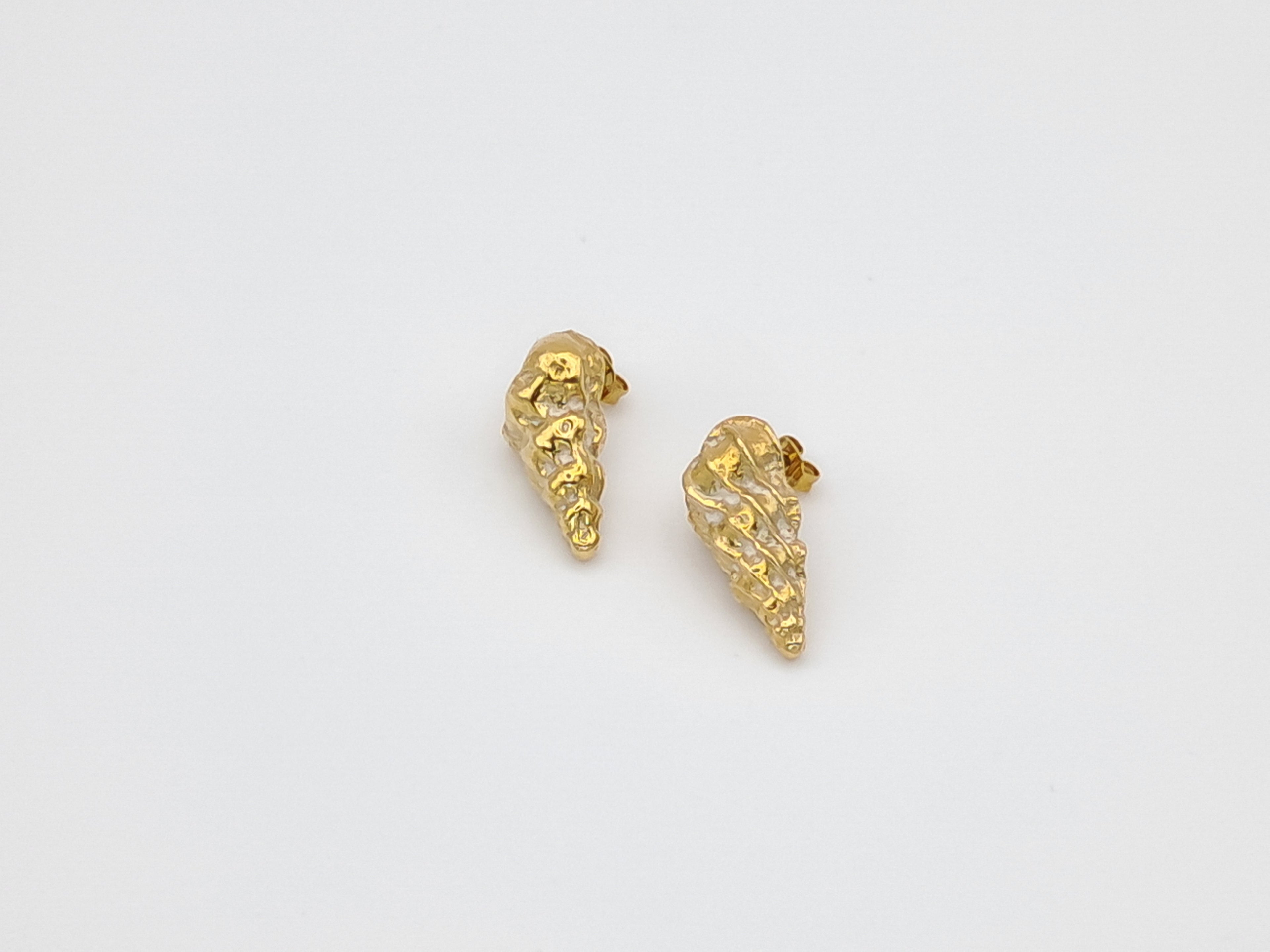 Gold-plated shell stud earrings - Echoes of the Sea