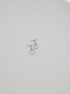 Teardrop-shaped pearl earrings