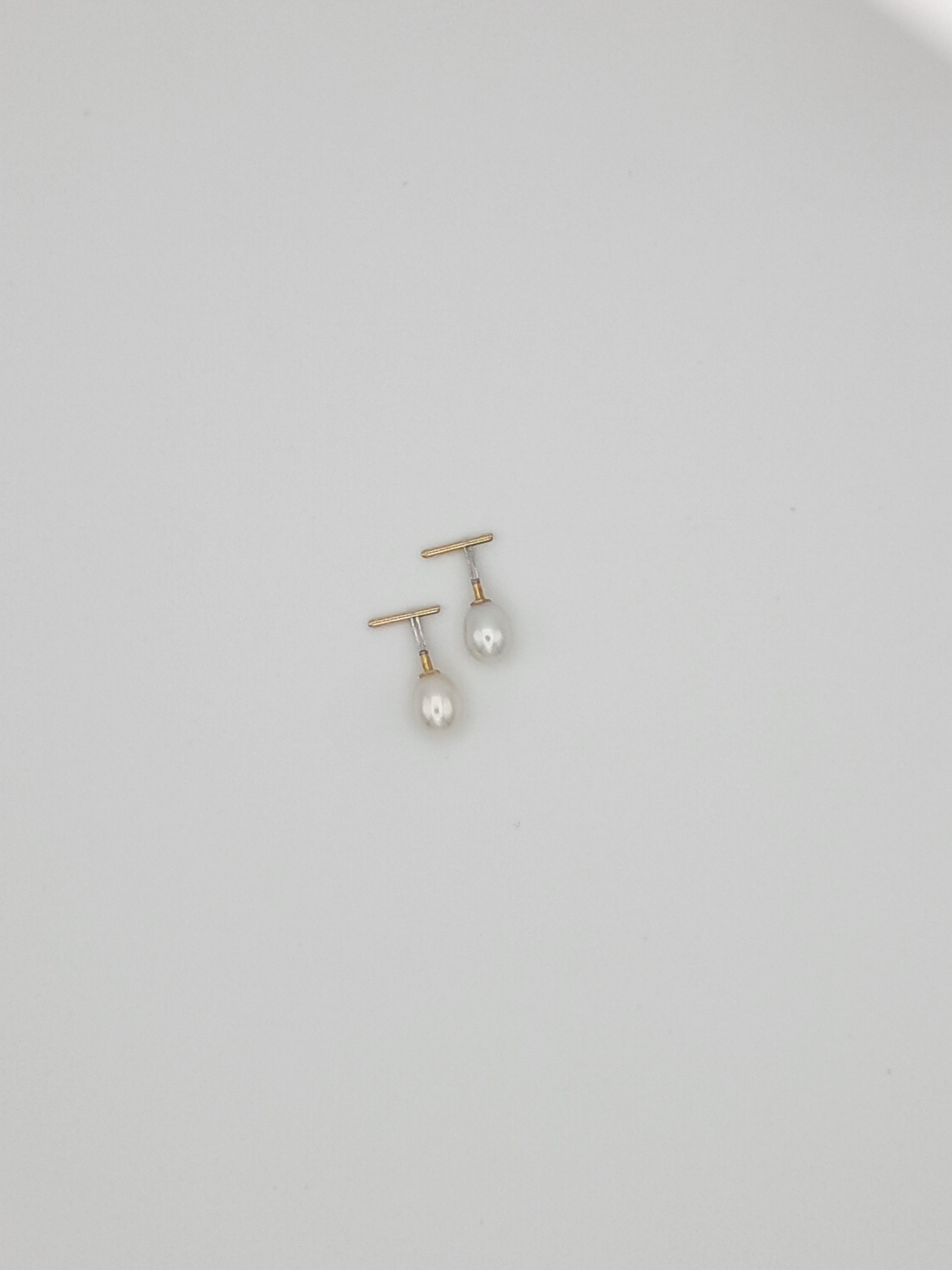 Teardrop-shaped pearl earrings