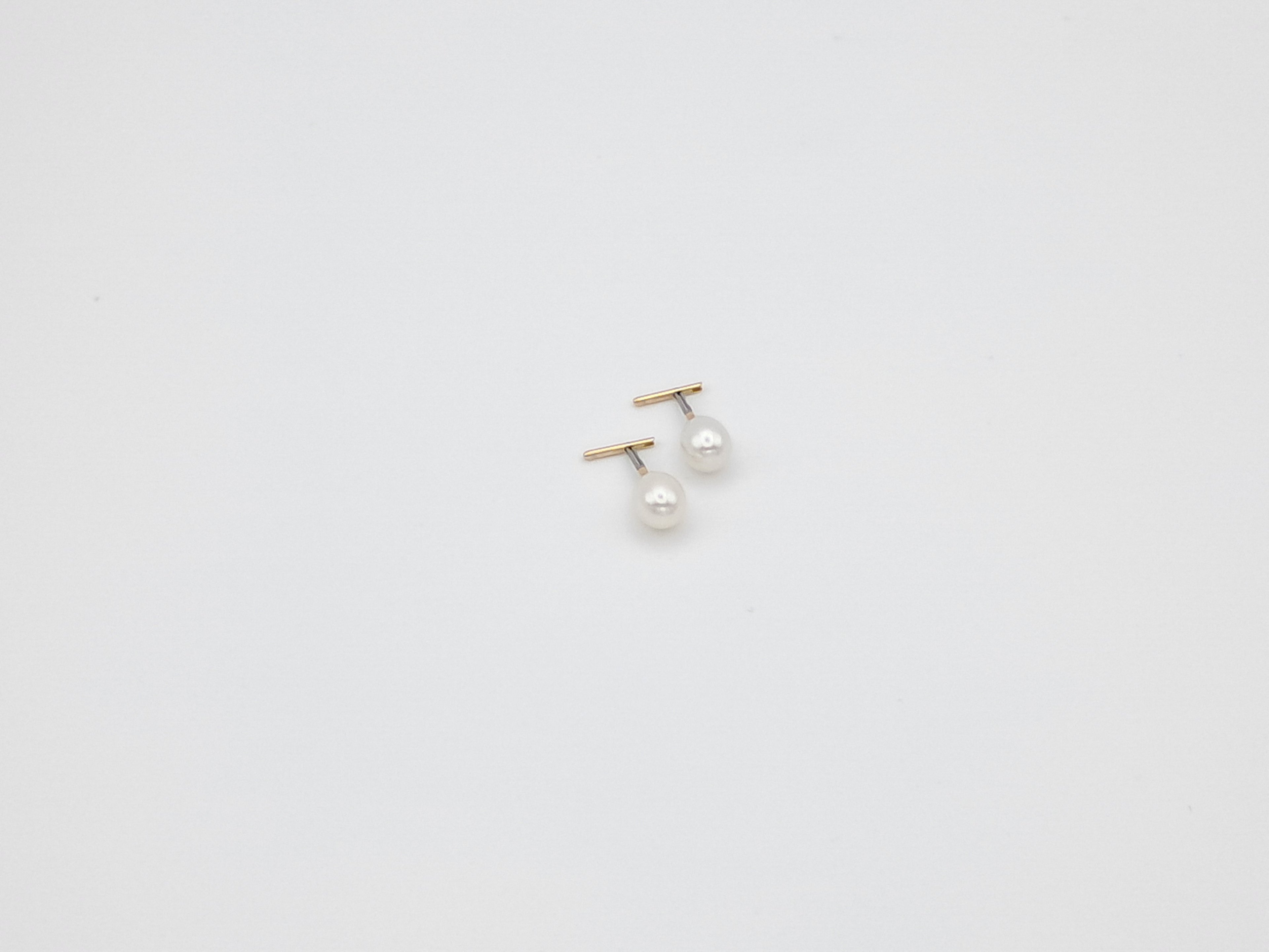 Teardrop-shaped pearl earrings