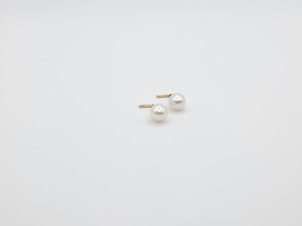 Teardrop-shaped pearl earrings