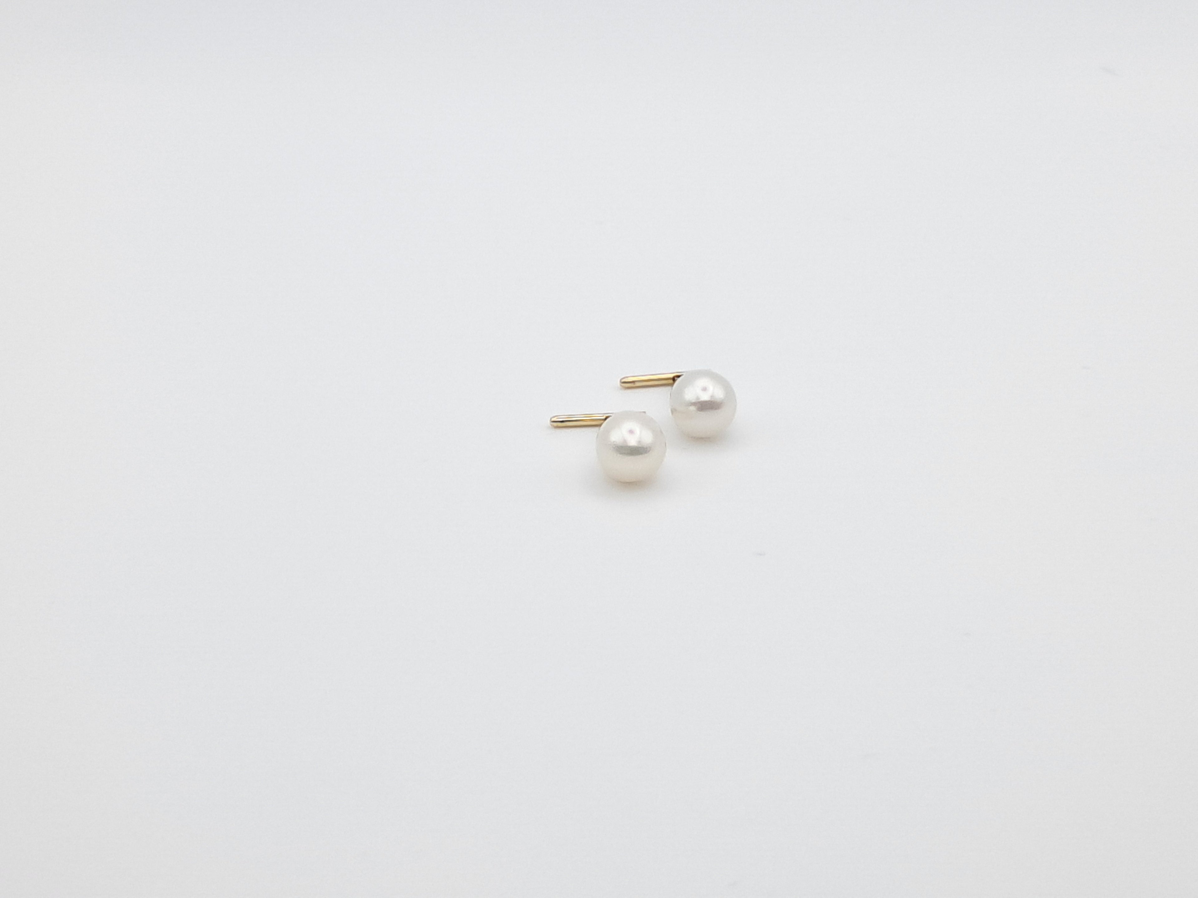 Teardrop-shaped pearl earrings