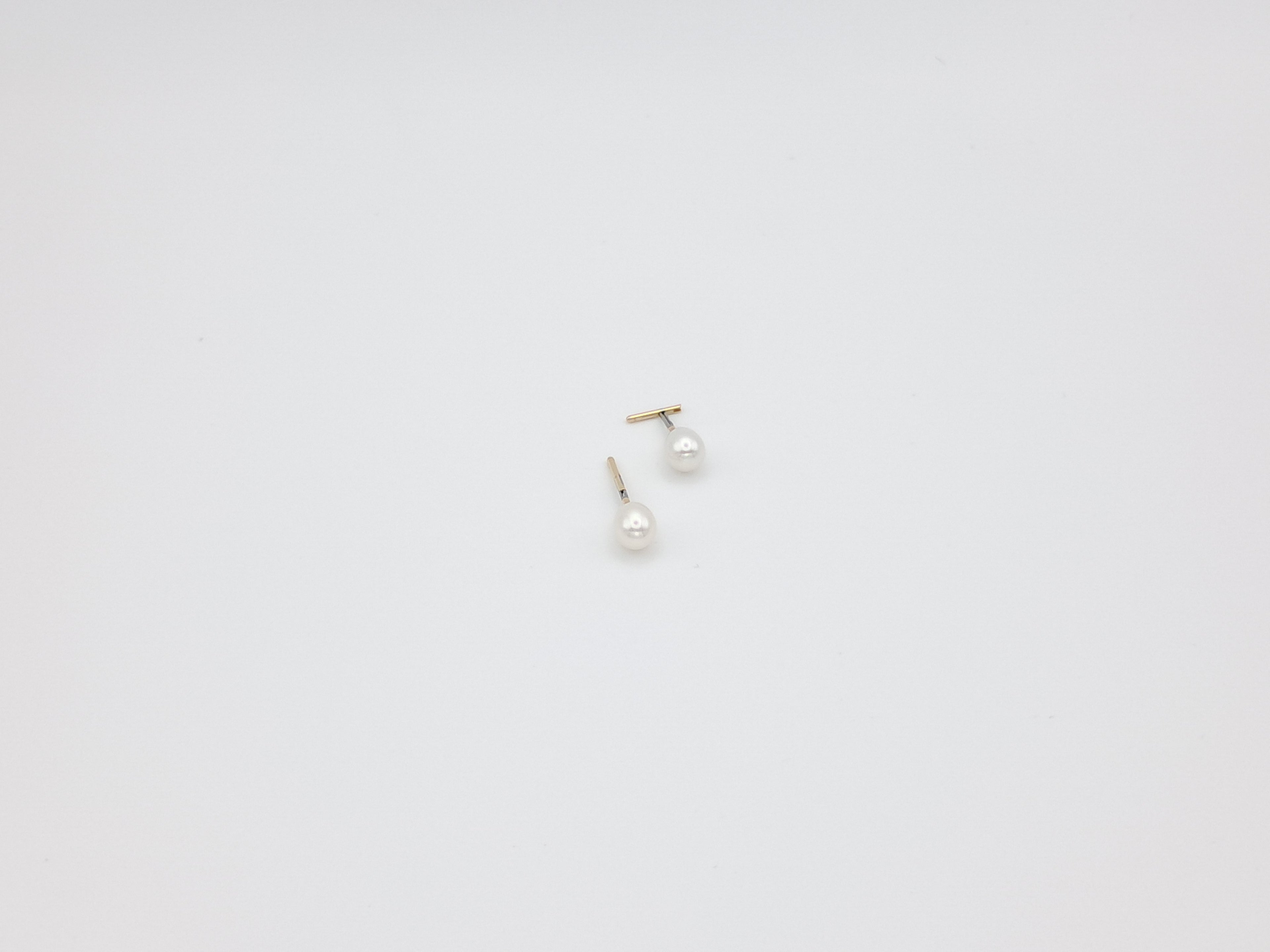 Teardrop-shaped pearl earrings