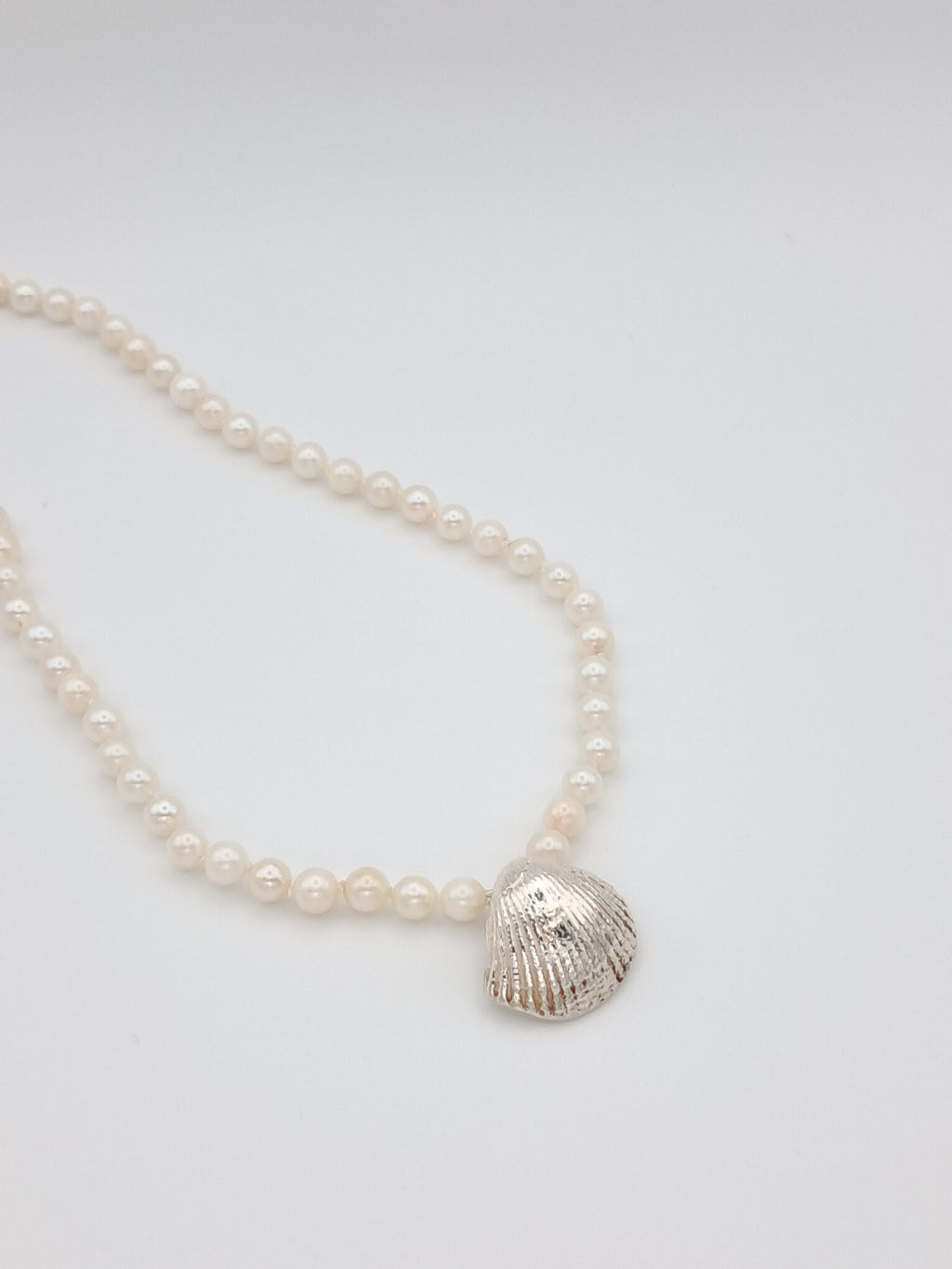 Handmade necklace with Akoya pearls and silver shell - Echoes of the Sea
