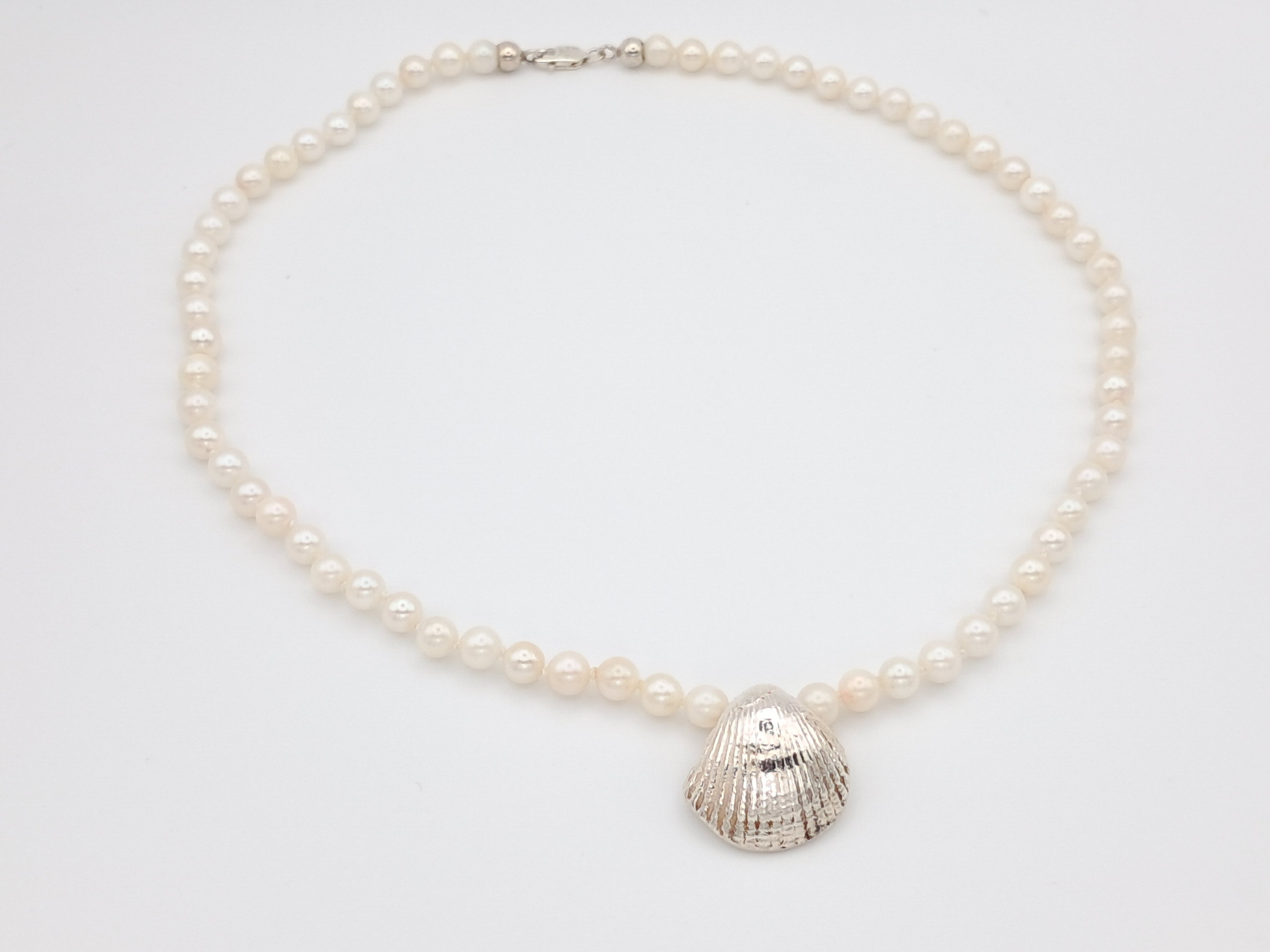 Handgemaakte ketting met Akoya parels en zilveren schelp - Echoes of the Sea