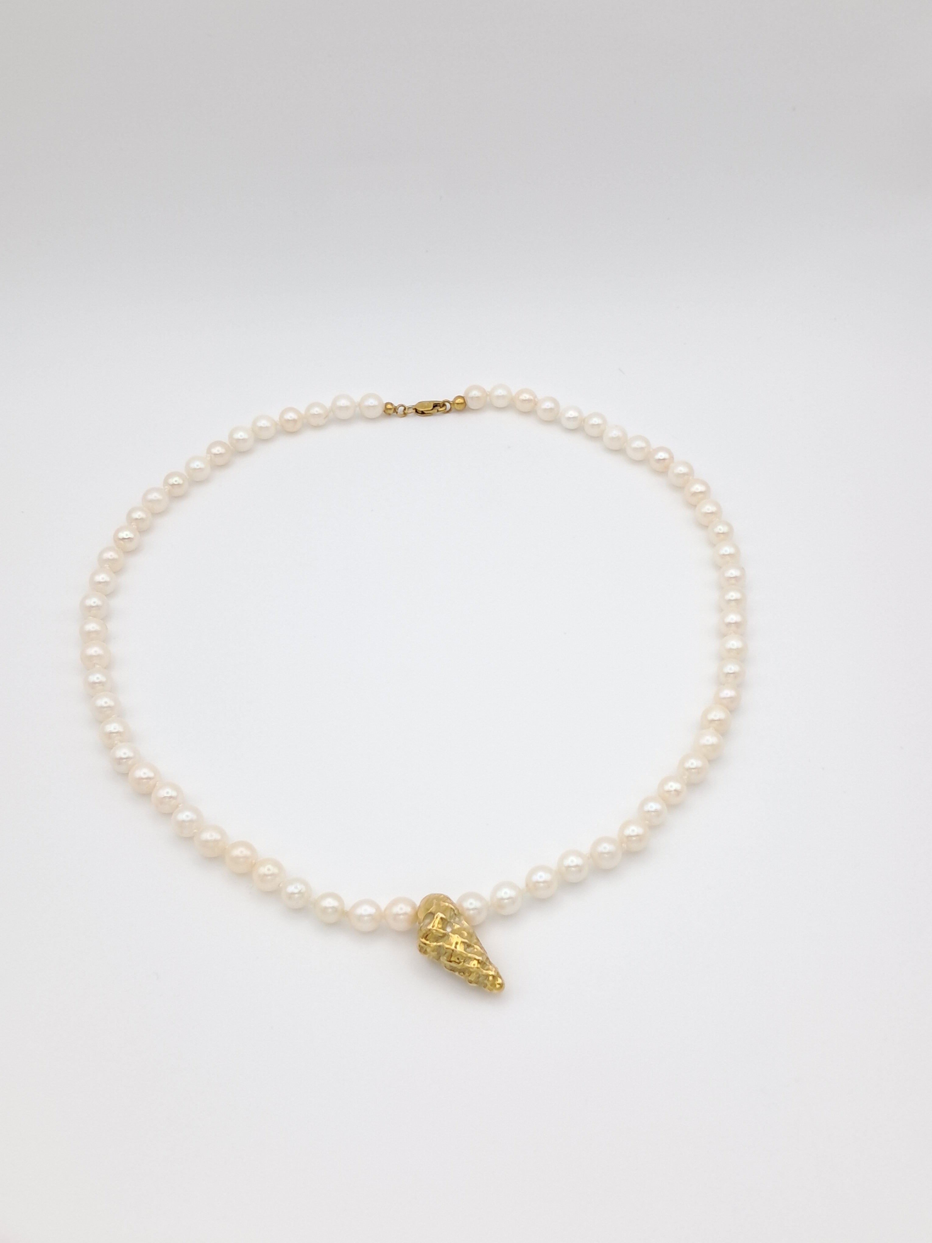 Akoya pearl necklace with gold shell - Echoes of the Sea