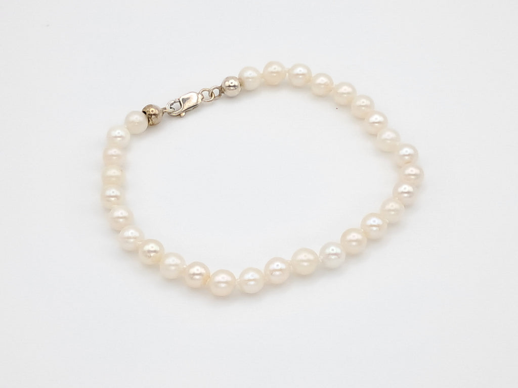 Akoya Pearl Bracelet – Echoes of the Sea