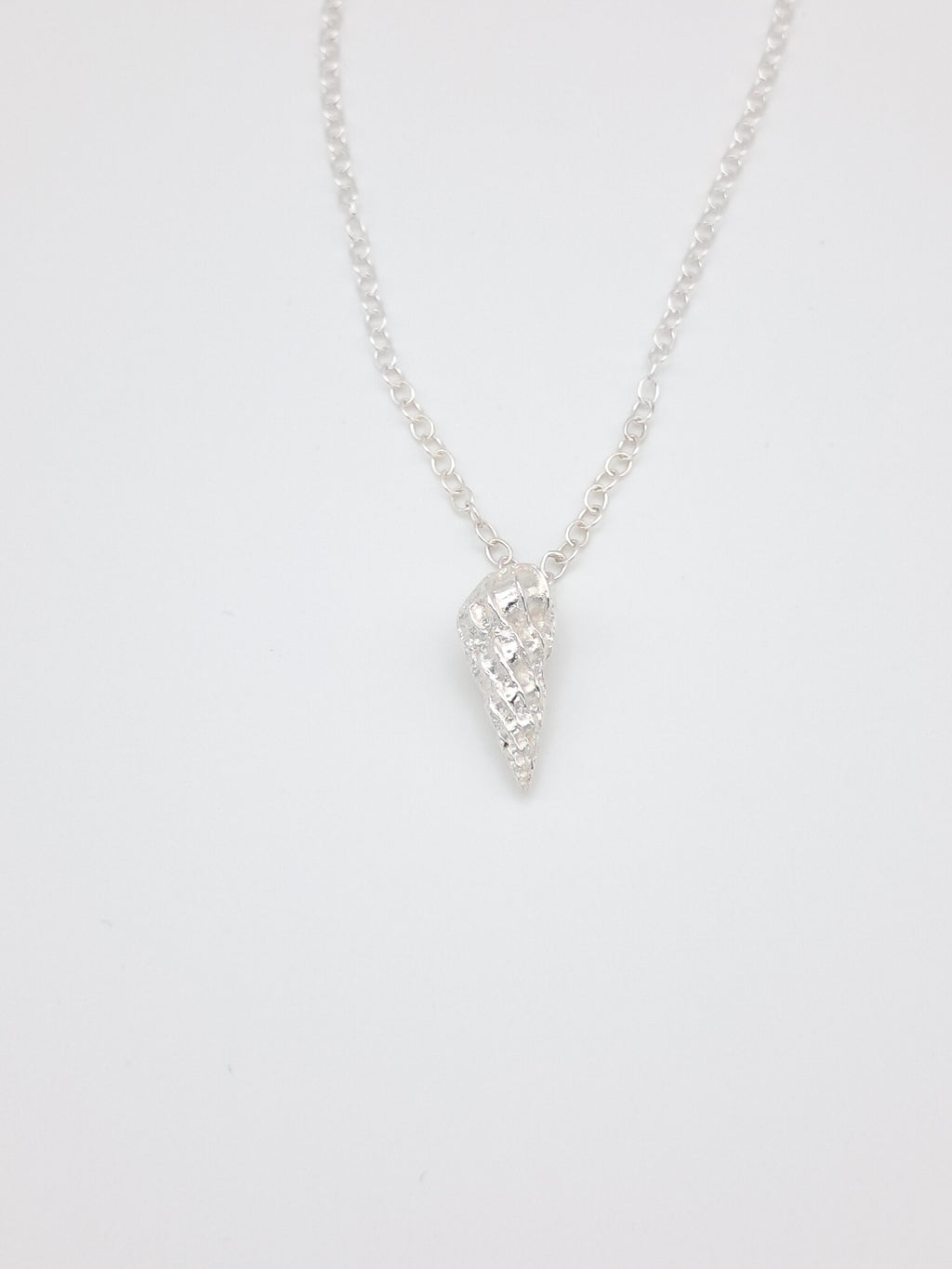 Silver necklace with shell - Echoes of the Sea