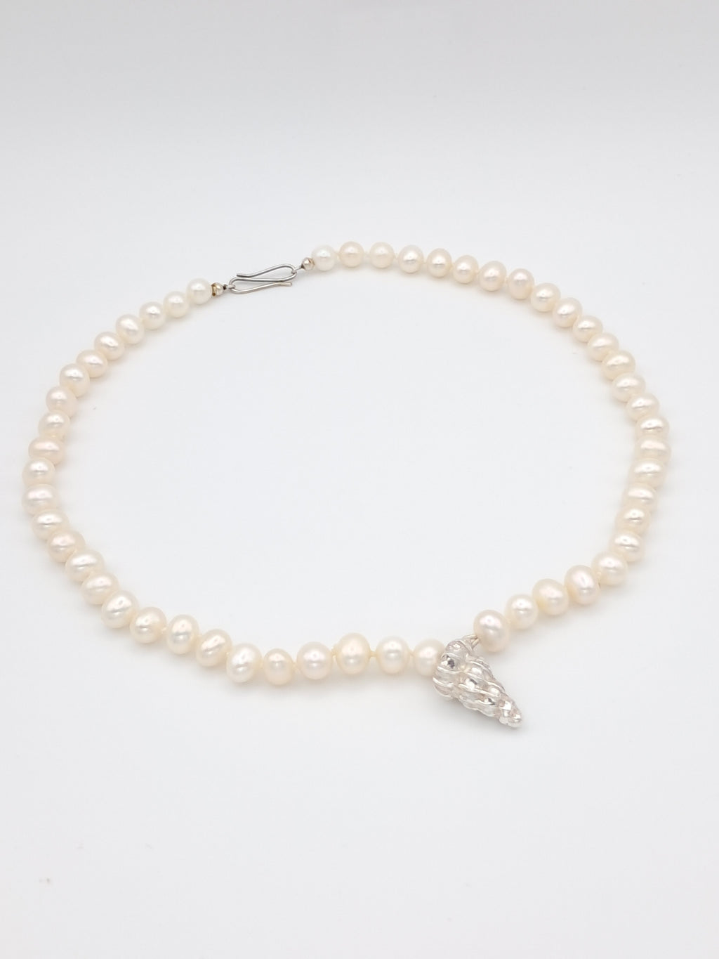 Akoya pearl necklace with silver shell - Echoes of the Sea