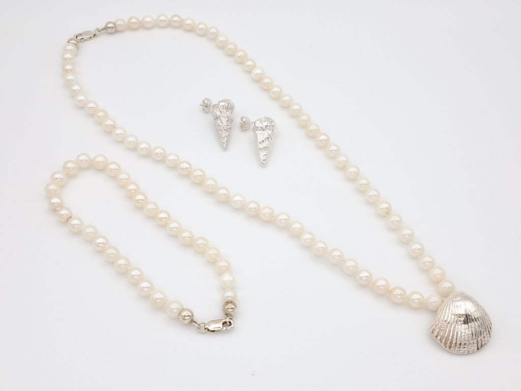 Handmade necklace with Akoya pearls and silver shell - Echoes of the Sea