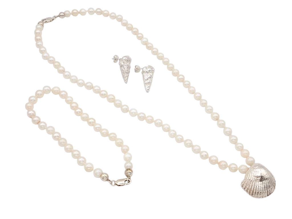 Handmade necklace with Akoya pearls and silver shell - Echoes of the Sea