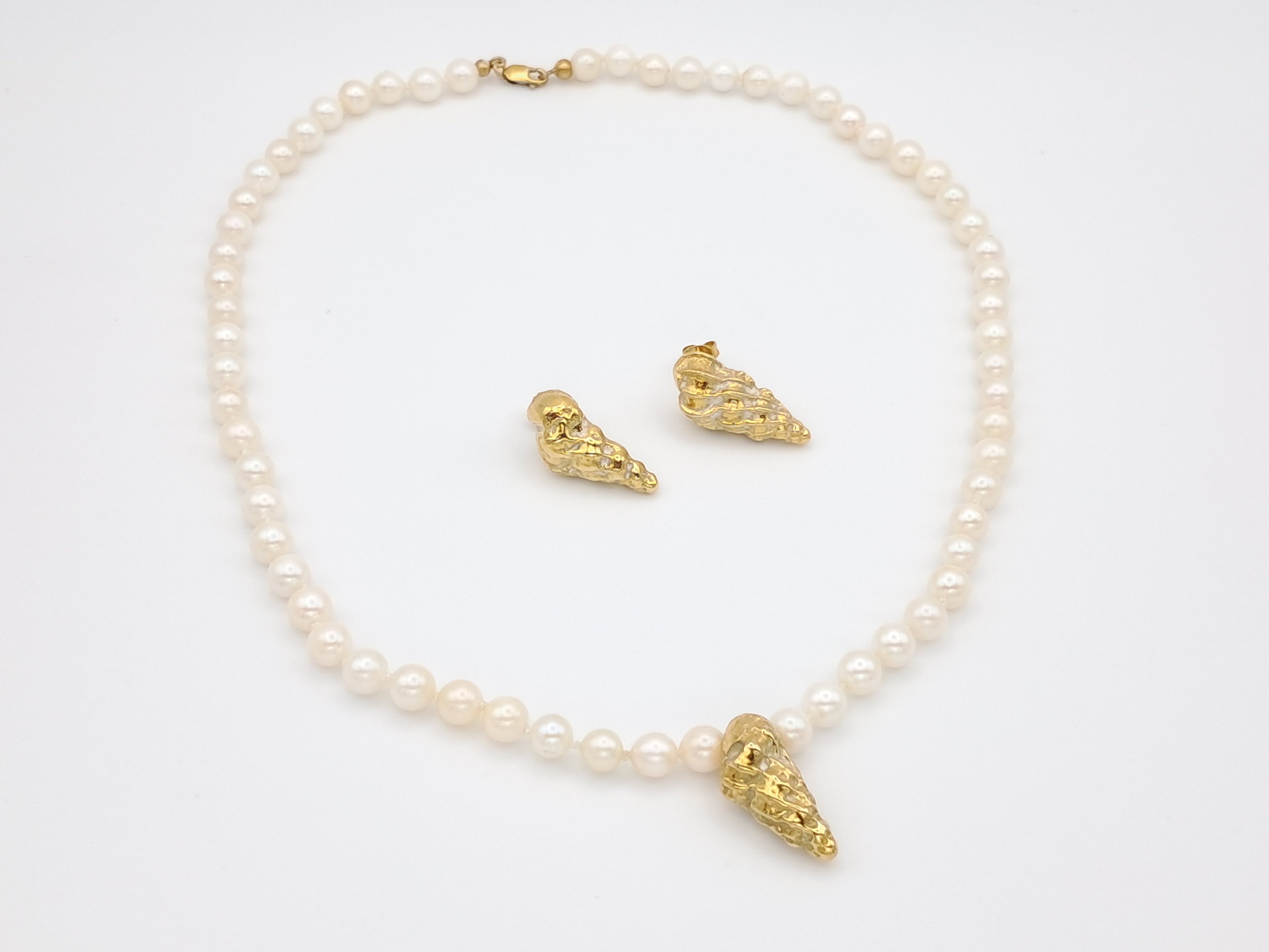 Akoya pearl necklace with gold shell - Echoes of the Sea