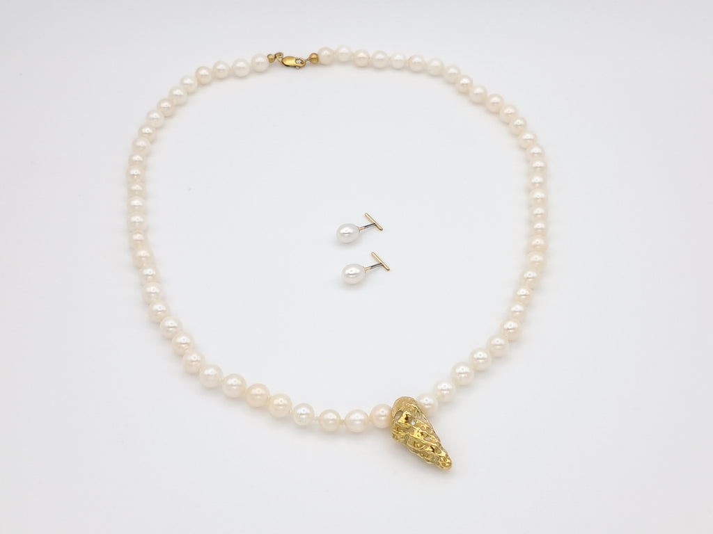Akoya pearl necklace with gold shell - Echoes of the Sea