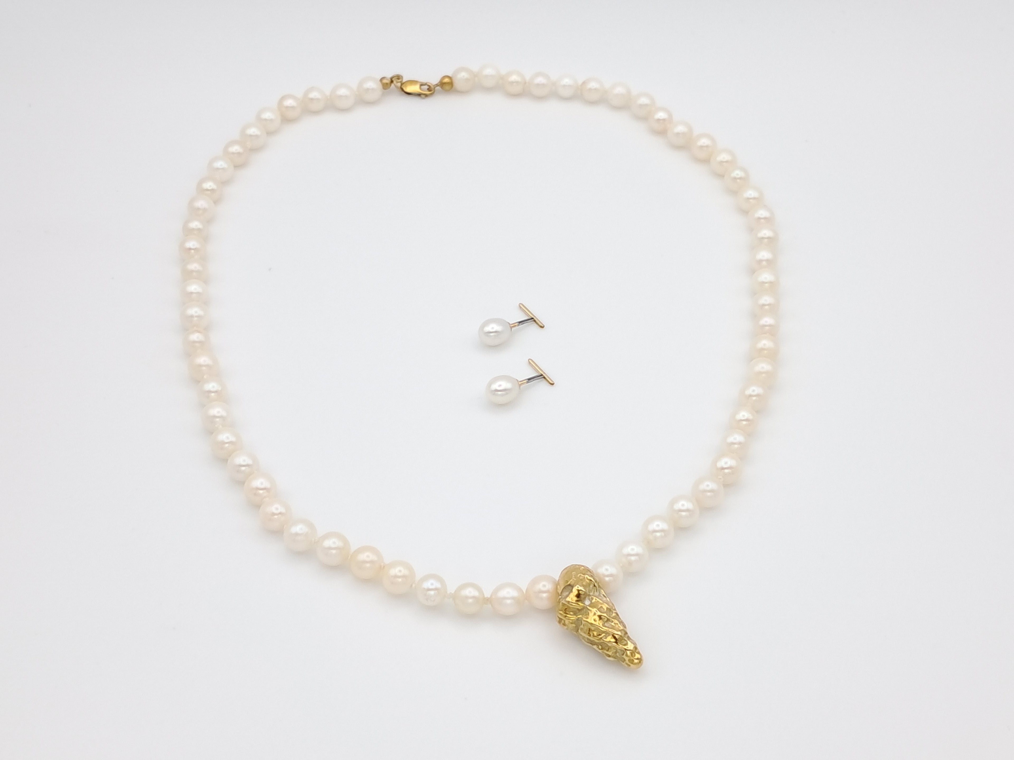 Akoya pearl necklace with gold shell - Echoes of the Sea