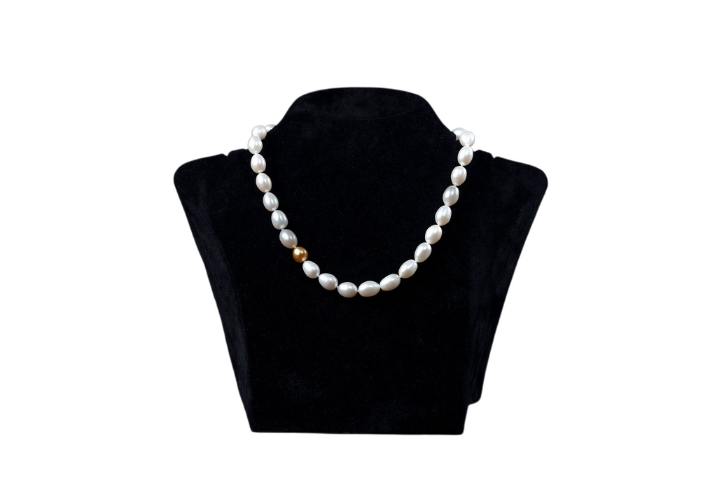 Touch of Gold – Pearl Necklace with golden South Sea pearl